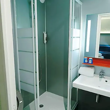 מלון Kyriad Direct Trappes 2*