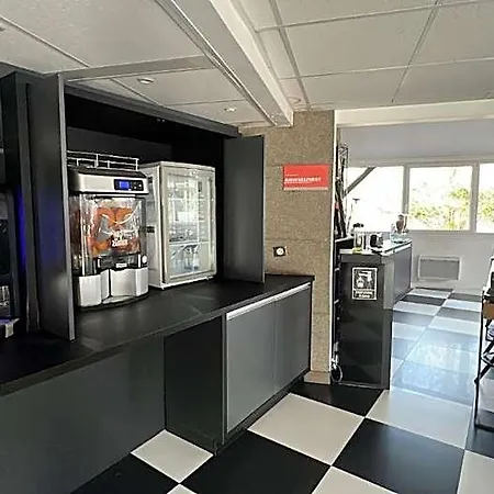מלון Kyriad Direct Trappes טראפס