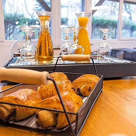 Kyriad Direct Trappes Hotel